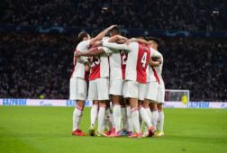 Het elftal van Ajax na een treffer