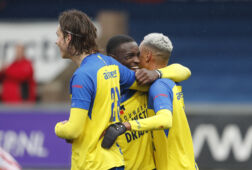 Alex Bangura en Patrick Joosten vieren samen met Roberts Uldrikis de 1-0 van SC Cambuur tegen Sparta