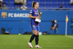 Alexia Putellas met haar UEFA award