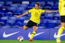 Aniek Nouwen in het shirt van Chelsea