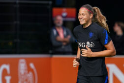 Anouk Dekker op een training van de Oranje Leeuwinnen