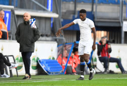 Anthony Musaba verlaat het veld na het ontvangen van zijn tweede gele kaart