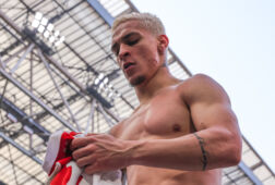 Antony juicht na zijn winnende treffer tegen Feyenoord