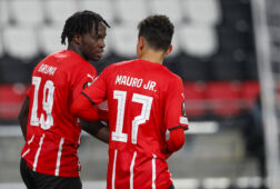 Armindo Bruma en Mauro Junior voeren topoverleg