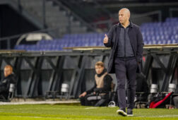 Arne Slot tijdens Conference League duel met Maccabi Haifa