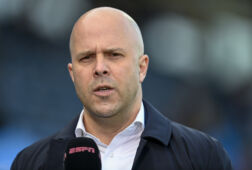 Arne Slot voor de camera van ESPN