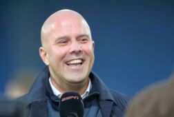 Arne Slot voor de microfoon van ESPN