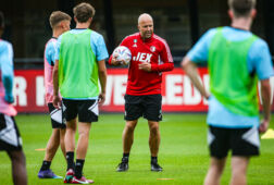 Arne Slot tijdens de training