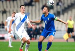 Douvikas als speler van Griekenland in actie tegen Kosovo