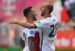 Bas Dost scoort