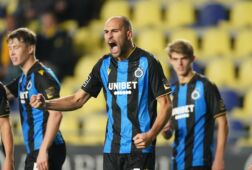 Bas Dost viert een van zijn twee treffers tegen STVV