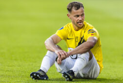 Boy Kemper zit verslagen op het veld