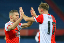 Bryan Linssen en Fredrik Aursnes vieren een doelpunt