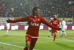 Bryan Ruiz na een goal