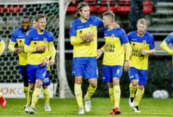 Cambuurspelers na een doelpunt van Jamie Jacobs