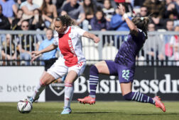 Chasity Grant en Anika Rodriguez strijden om de bal