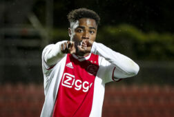 Che Nunnely juicht na een doelpunt voor Jong Ajax