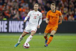 Christian Eriksen en Matthijs de Ligt in een duel