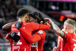 Cody Gakpo omhelst Noni Madueke na een goal