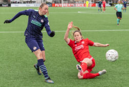 Nadia Coolen in duel met Marisa Olislagers tijdens FC Twente - PSV