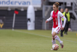 Soraya Verhoeve in het shirt van Ajax