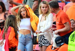 Laura Benschop (vriendin Davy Klaassen) en AnneKee Molenaar (vriendin Matthijs de Ligt)