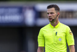 Scheidsrechter Robin Hensgens in actie in de Keuken Kampioen Divisie.