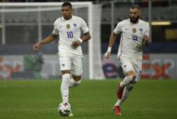 Kylian Mbappé en Karim Benzema in actie voor Frankrijk
