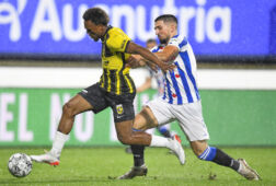 Ibrahim Dresevic trekt aan de noodrem bij Lois Openda van Vitesse.