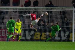 Een acrobatische Vivianne Miedema tegen Køge