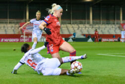 Lineth Beerensteyn doet haar verdedigende werk tegen Olympique Lyon