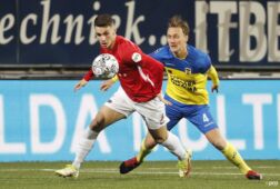 Tasos Douvikas in duel met Erik Schouten