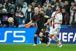 Miralem Pjanic in duel met Davy Klaassen