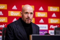 Erik ten Hag tijdens een persconferentie