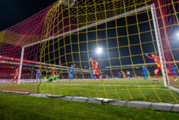Luuk Brouwers scoort de 1-0 tegen FC Utrecht