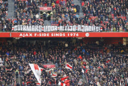 Ajax-fans tonen een spandoek voor Marc Overmars