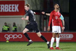 Pouwels van Almere City juicht na het scoren van het winnende doelpunt