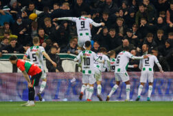 FC Groningen viert de winnende treffer tegen NEC