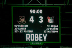 Het scorebord aan het einde van FC Groningen - NEC