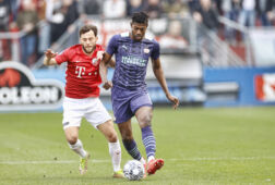 Joris van Overeem in duel met PSV-speler Ibrahim Sangaré