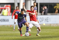 Joris van Overeem in duel met PSV'er Erick Gutierrez