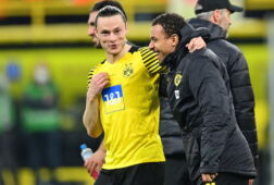 Nico Schultz met Donyell Malen