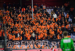 Supporters van FC Volendam op bezoek bij FC Emmen