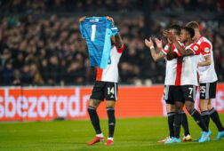 Reiss Nelson viert zijn doelpunt met een steunbetuiging voor Bijlow