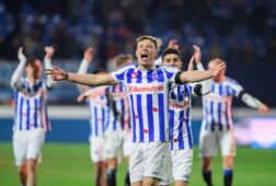 Spelers van SC Heerenveen vieren feest na de zege op Heracles