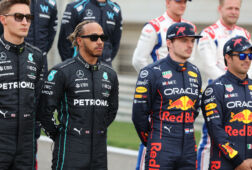 Lewis Hamilton naast Max Verstappen