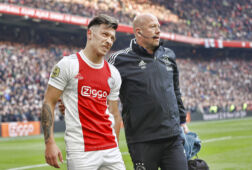 Lisandro Martinez trekt een pijnlijke grimas