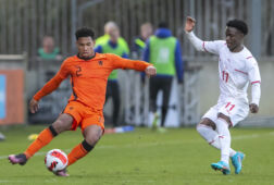 Felix Mambimbi in gevecht om de bal met Milan van Ewijk