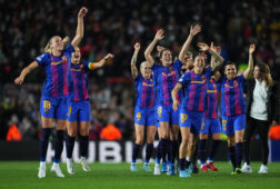 De speelsters van FC Barcelona vieren feest