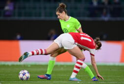 Dominique Janssen in duel met Vivianne Miedema